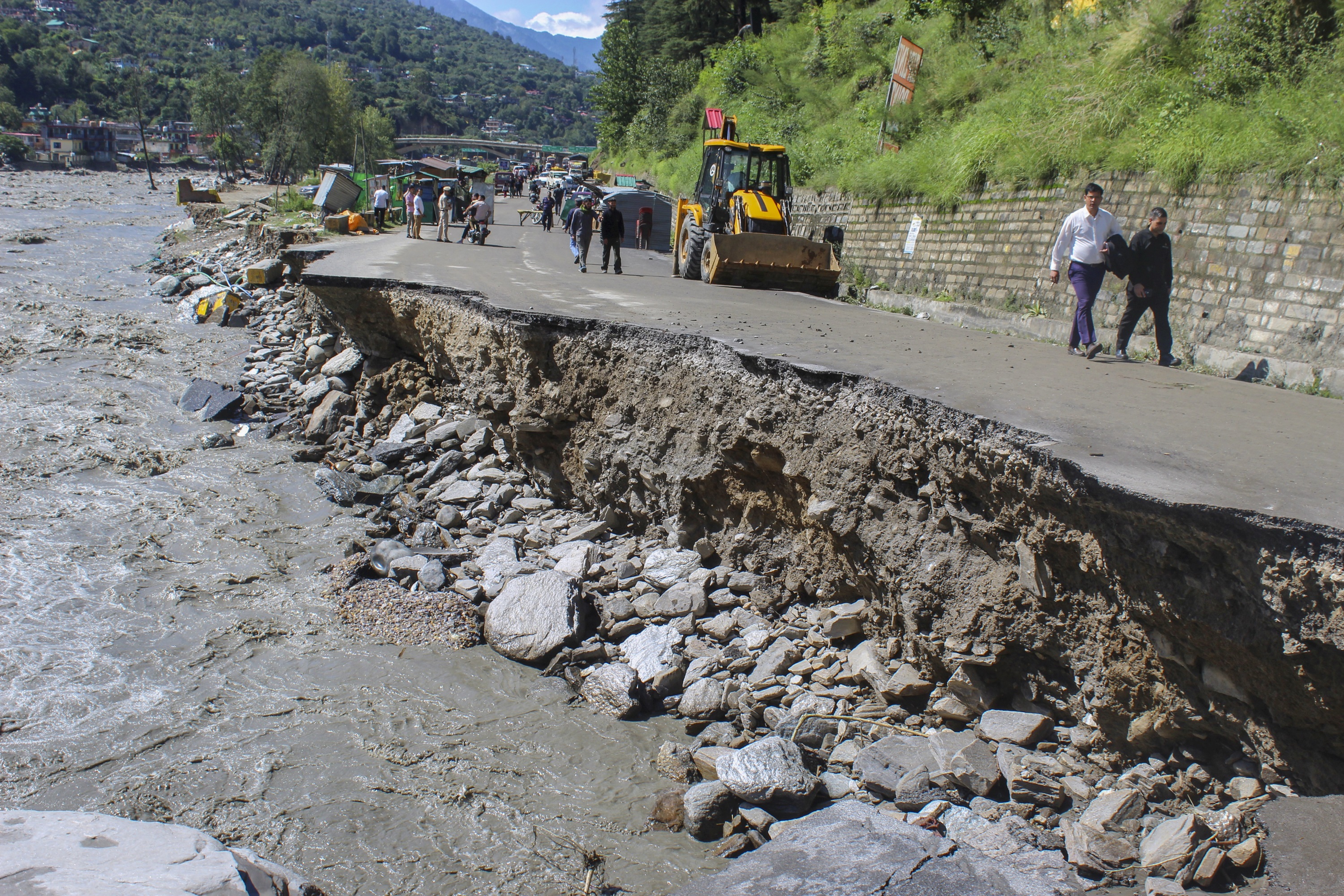 हिमाचल में मानसून का कहर, अब तक 317 लोगों की मौत, 40 लापता, कई संपर्क मार्ग बंद