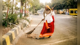इसलिए इंदौर है देश का साफ-सुथरा शहर! सफाई कर्मियों की थी छुट्टी तो VIP और सरकारी अफसरों ने लगाई झाड़ू