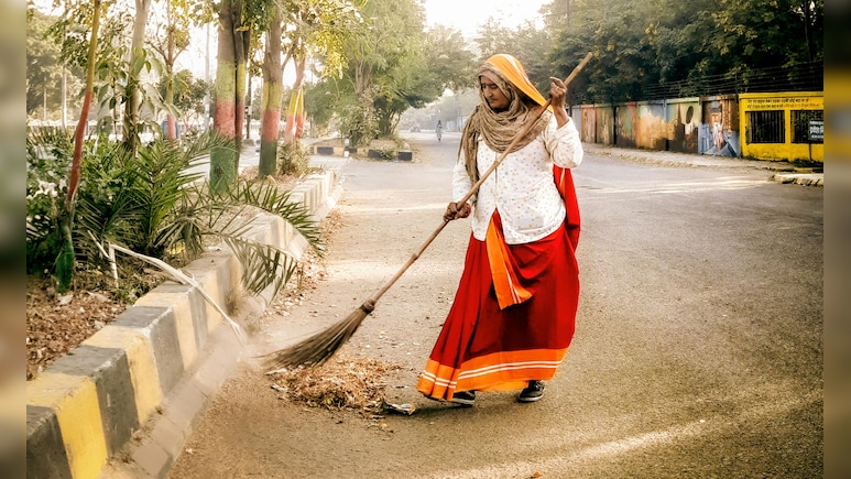 इसलिए इंदौर है देश का साफ-सुथरा शहर! सफाई कर्मियों की थी छुट्टी तो VIP और सरकारी अफसरों ने लगाई झाड़ू