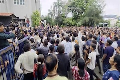 Gujarat School Stabbing: Parents Protest After Class 10 Student Killed by Class 8 Peer Gujarat School Stabbing: Parents Protest After Class 10 Student Killed by Class 8 Peer