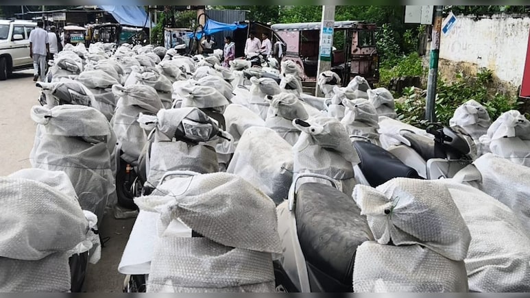 डेढ़ साल से गोदाम में धूल फांक रही थीं 60 लाख की 90 स्‍कूटियां, अब मेधावी छात्राओं में बांटी जाएंगी