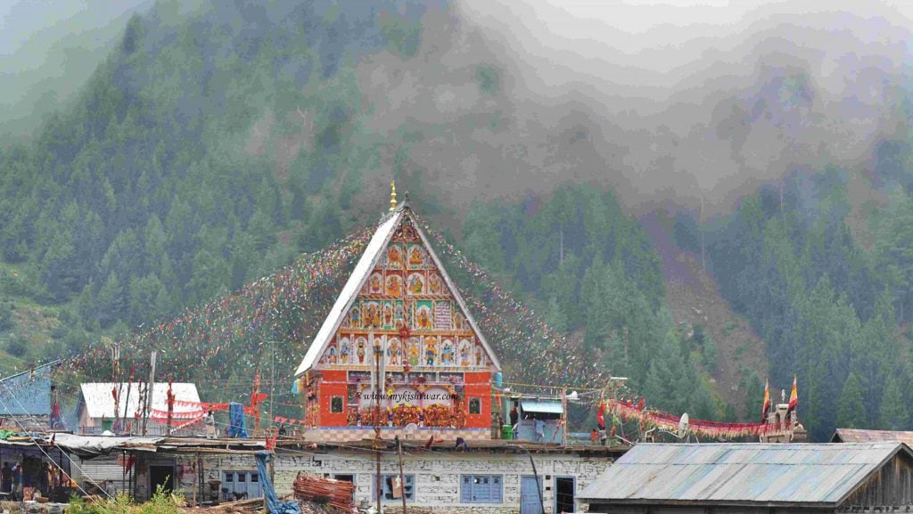 पहाड़ी पर स्थित मचैल माता का मंदिर, जहां दर्शन करने के लिए जा रहे थे लोग. पहाड़ी पर स्थित मचैल माता का मंदिर, जहां दर्शन करने के लिए जा रहे थे लोग.