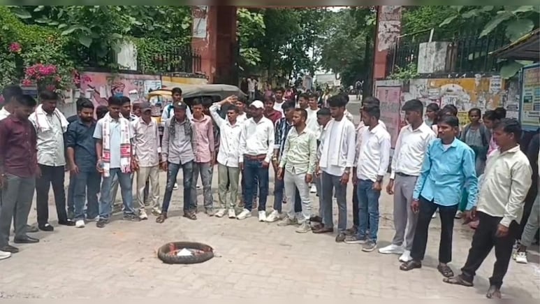 वीरबाला कालीबाई का पाठ किताब से हटाने पर आक्रोश, एसबीपी कॉलेज गेट पर किया प्रदर्शन वीरबाला कालीबाई का पाठ किताब से हटाने पर आक्रोश, एसबीपी कॉलेज गेट पर किया प्रदर्शन