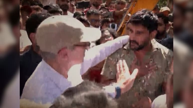 जिंदा नहीं तो लाशें ही लौटा दीजिए... जब उमर अब्दुल्ला के सामने फूटा किश्तवाड़ के पीड़ित परिजनों का गुस्सा