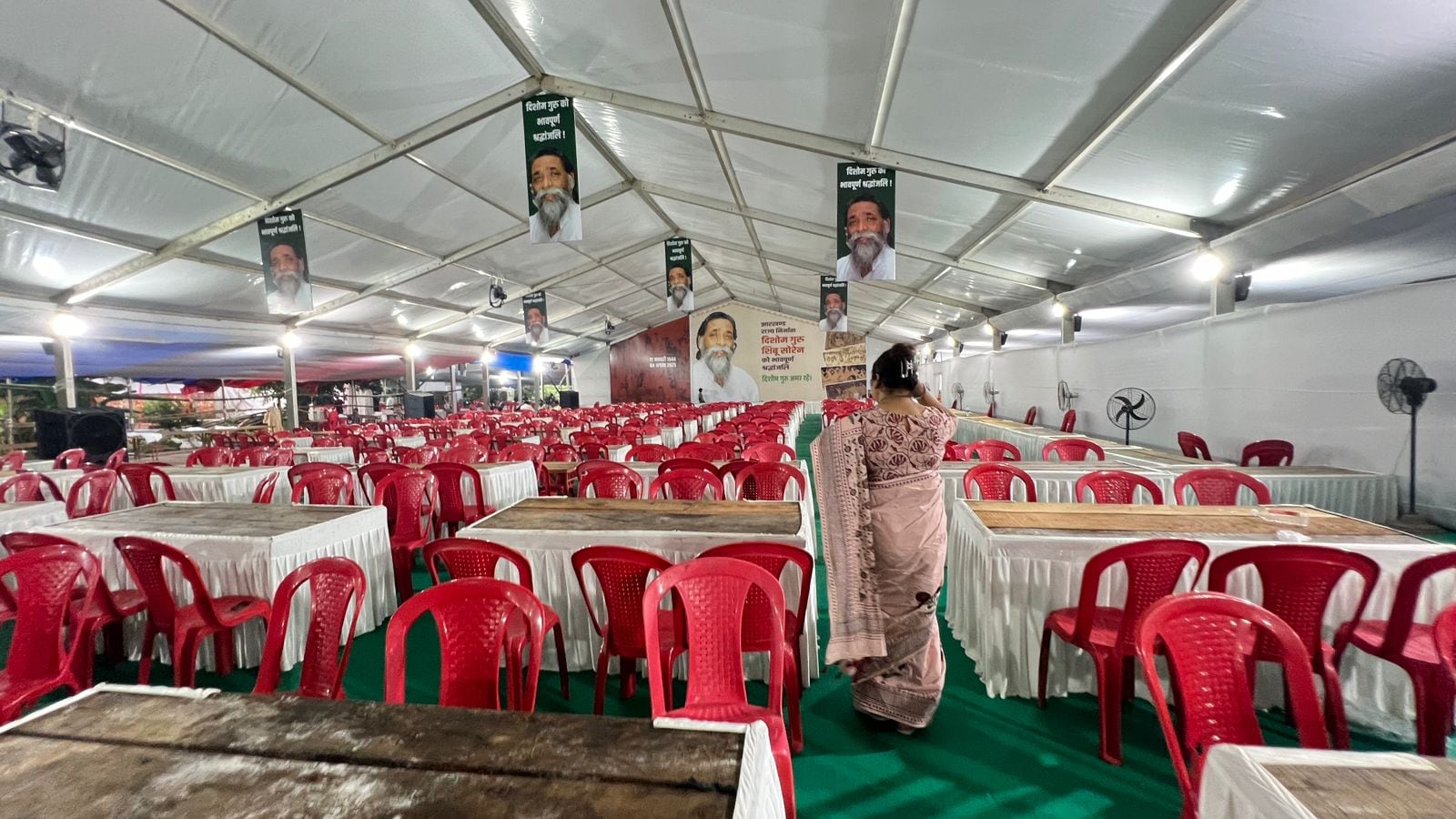गुरुजी के भोज के लिए नेमरा में ऐसे कई पंडाल बनाए गए हैं. गुरुजी के भोज के लिए नेमरा में ऐसे कई पंडाल बनाए गए हैं.