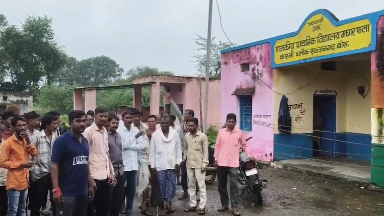 बांसवाड़ा में हादसे को न्यौता दे रहा प्रशासन, जर्जर भवन में पढ़ रहे करीब 100 बच्चे; ग्रामीणों ने दी आंदोलन की चेतावनी 