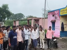 बांसवाड़ा में हादसे को न्यौता दे रहा प्रशासन, जर्जर भवन में पढ़ रहे करीब 100 बच्चे; ग्रामीणों ने दी आंदोलन की चेतावनी  बांसवाड़ा में हादसे को न्यौता दे रहा प्रशासन, जर्जर भवन में पढ़ रहे करीब 100 बच्चे; ग्रामीणों ने दी आंदोलन की चेतावनी
