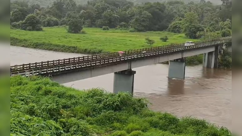 Ratnagiri Rain: रत्नागिरीत पावसाचा जोर कायम! जगबुडीने धोक्याची पातळी ओलांडली, खेड-दापोली रस्ता बंद Ratnagiri Rain: रत्नागिरीत पावसाचा जोर कायम! जगबुडीने धोक्याची पातळी ओलांडली, खेड-दापोली रस्ता बंद