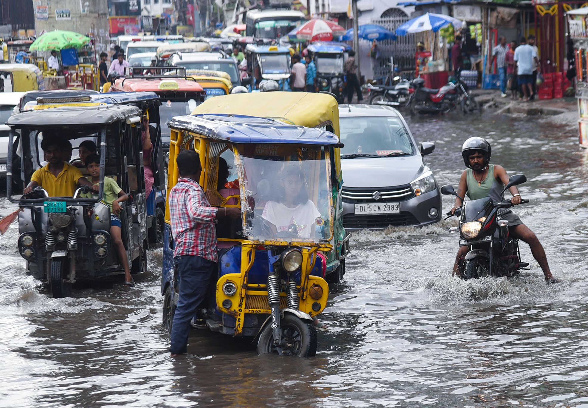 उत्तर से दक्षिण तक बारिश का तांडव जारी, हाई अलर्ट पर पहाड़ ; IMD ने बताया पूरे हफ्ते का हाल