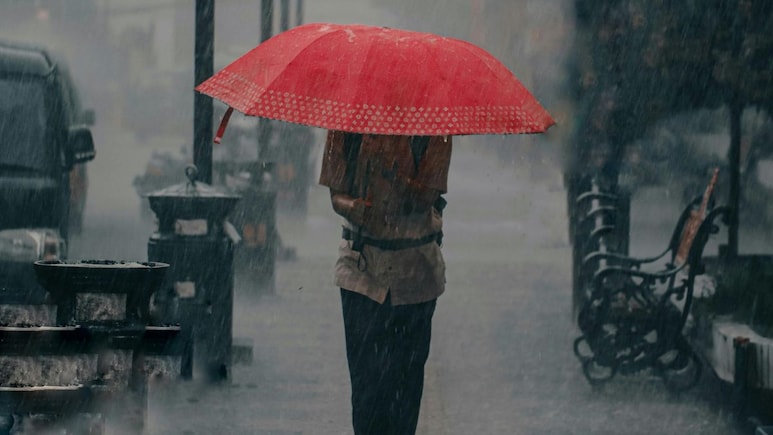 Mumbai Rain: नववर्षाच्या स्वागताला वरुणराजाची हजेरी! मुंबईत जोरदार पाऊस, कुठे कुठे सरी बरसल्या?