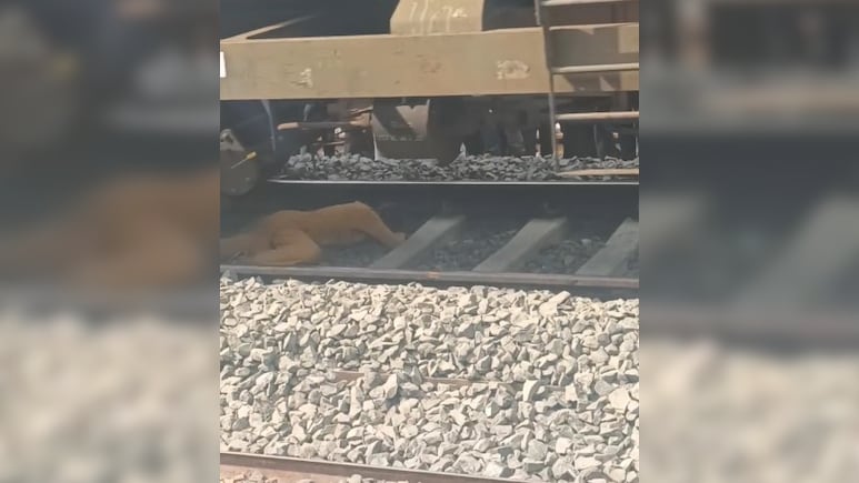 On Camera, Bihar Girls Survive After Lying Between Tracks Under Moving Train On Camera, Bihar Girls Survive After Lying Between Tracks Under Moving Train