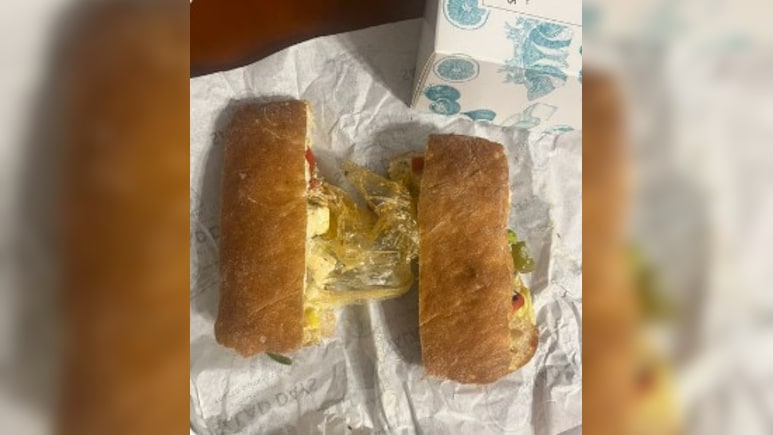 ऑनलाइन ऑर्डर किए सैंडविच में निकला प्लास्टिक का दस्ताना, Zomato ने जवाब में कही ये बात ऑनलाइन ऑर्डर किए सैंडविच में निकला प्लास्टिक का दस्ताना, Zomato ने जवाब में कही ये बात