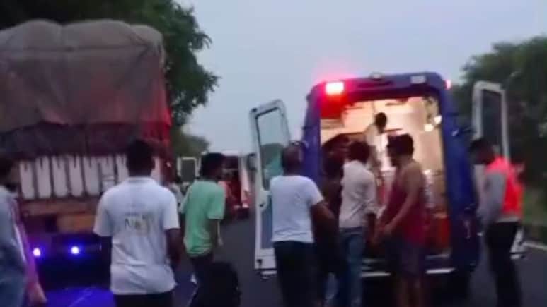 सागर में बड़ा हादसा, NH-44 पर लेन में खड़ी बस को तेज रफ्तार ट्रक ने मारी टक्कर, 15 से अधिक यात्री घायल सागर में बड़ा हादसा, NH-44 पर लेन में खड़ी बस को तेज रफ्तार ट्रक ने मारी टक्कर, 15 से अधिक यात्री घायल