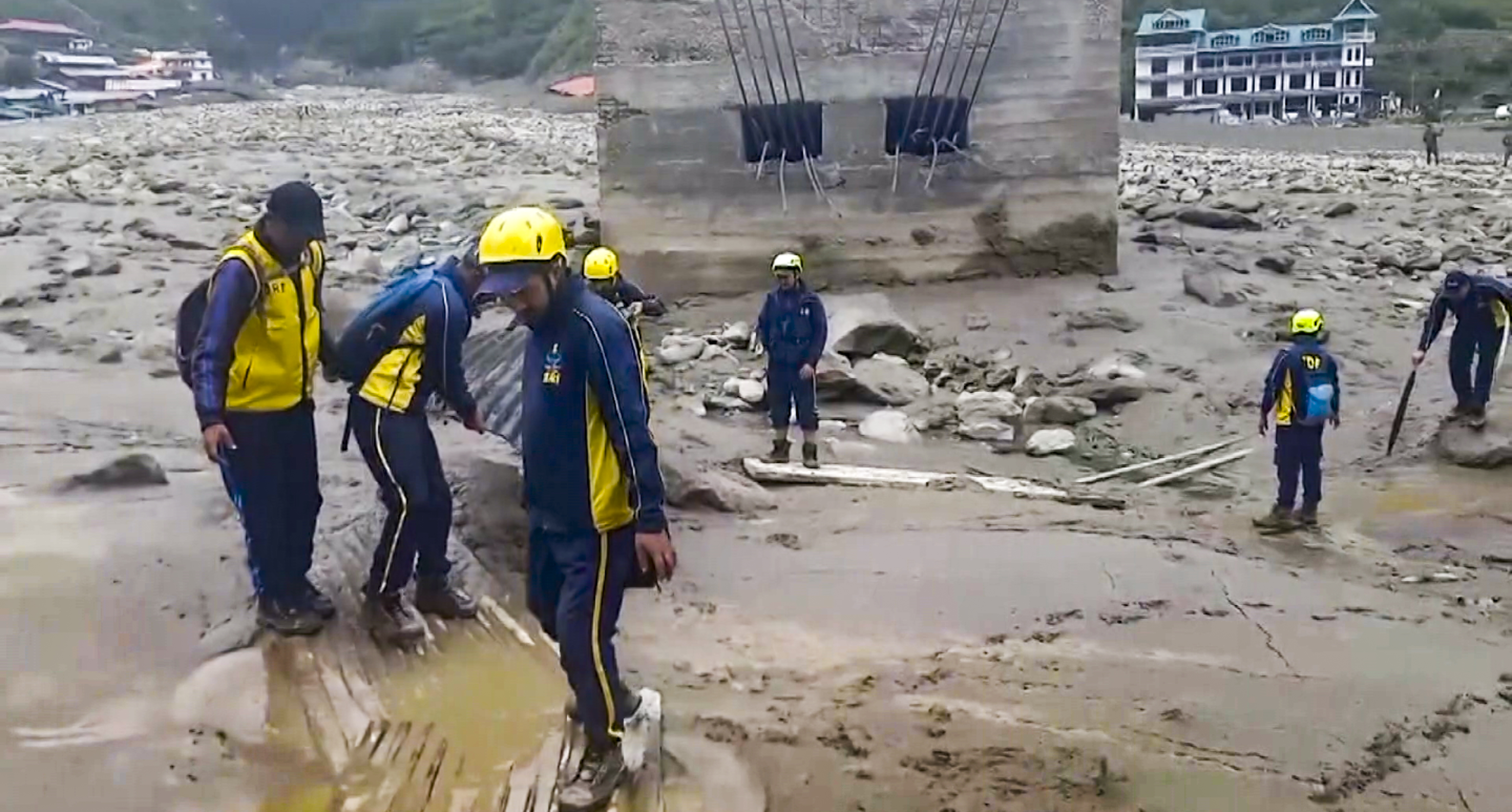 धराली में मलबे का अंबार, लैंडस्लाइड और बारिश ने रेस्क्यू ऑपरेशन की धीमी की रफ्तार, पढ़ें अब तक की हर अपडेट