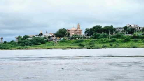 Rajasthan: डूंगरपुर में बारिश से स्कूल का परकोटा ढहा, बेणेश्वर धाम बना टापू