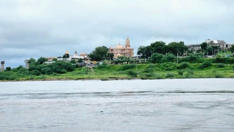 Rajasthan: डूंगरपुर में बारिश से स्कूल का परकोटा ढहा, बेणेश्वर धाम बना टापू