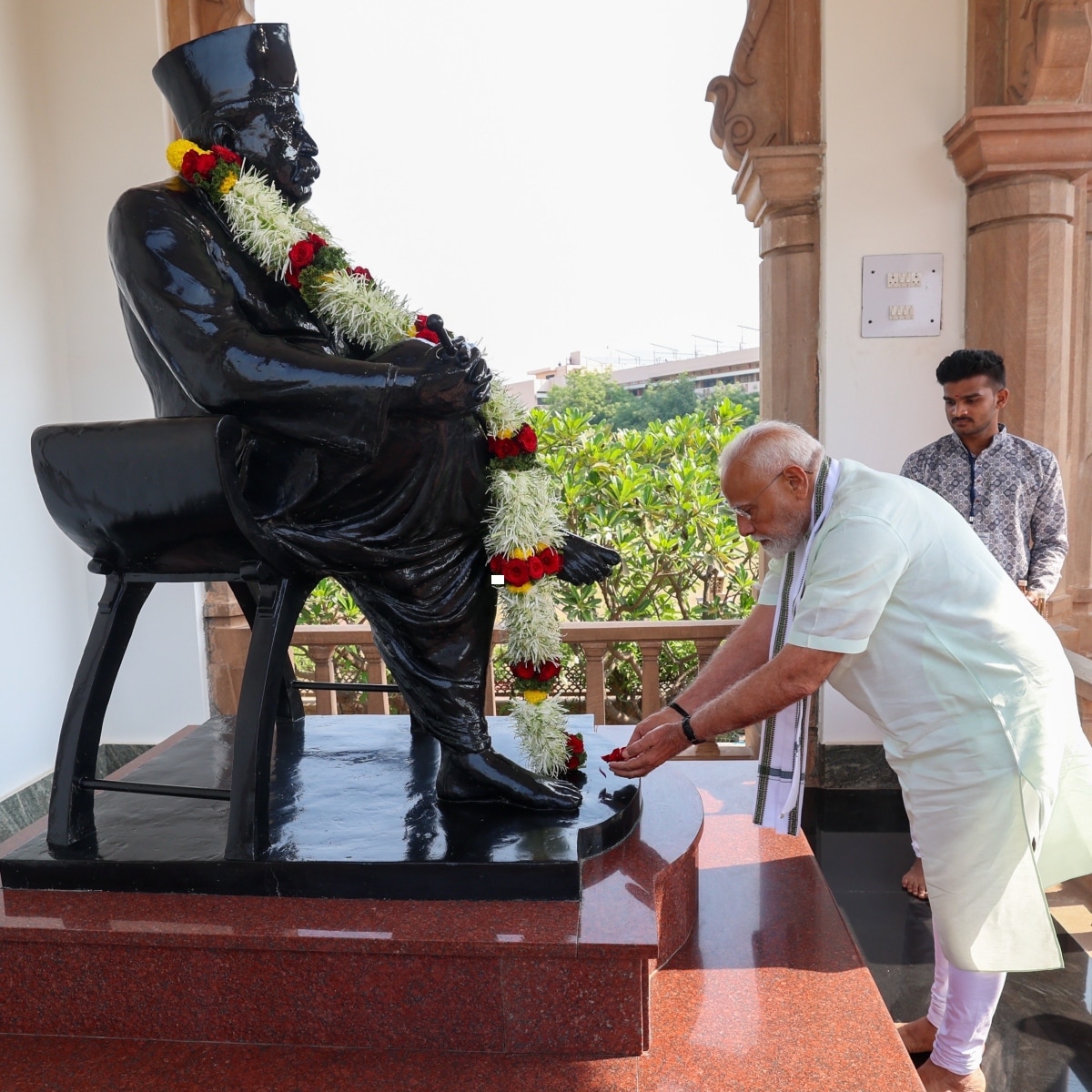 प्रधानमंत्री नरेंद्र मोदी ने इस साल मार्च में आरएसएस मुख्यालय का दौरा किया था, मोदी संघ मुख्यालय का दौरा करने वाले पहले प्रधानमंत्री हैं. प्रधानमंत्री नरेंद्र मोदी ने इस साल मार्च में आरएसएस मुख्यालय का दौरा किया था, मोदी संघ मुख्यालय का दौरा करने वाले पहले प्रधानमंत्री हैं.