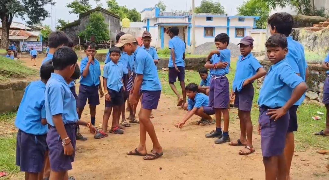 जुर्माना लगने के बाद घर से ज्यादा बाहर समय बिता रहे बच्चे जुर्माना लगने के बाद घर से ज्यादा बाहर समय बिता रहे बच्चे
