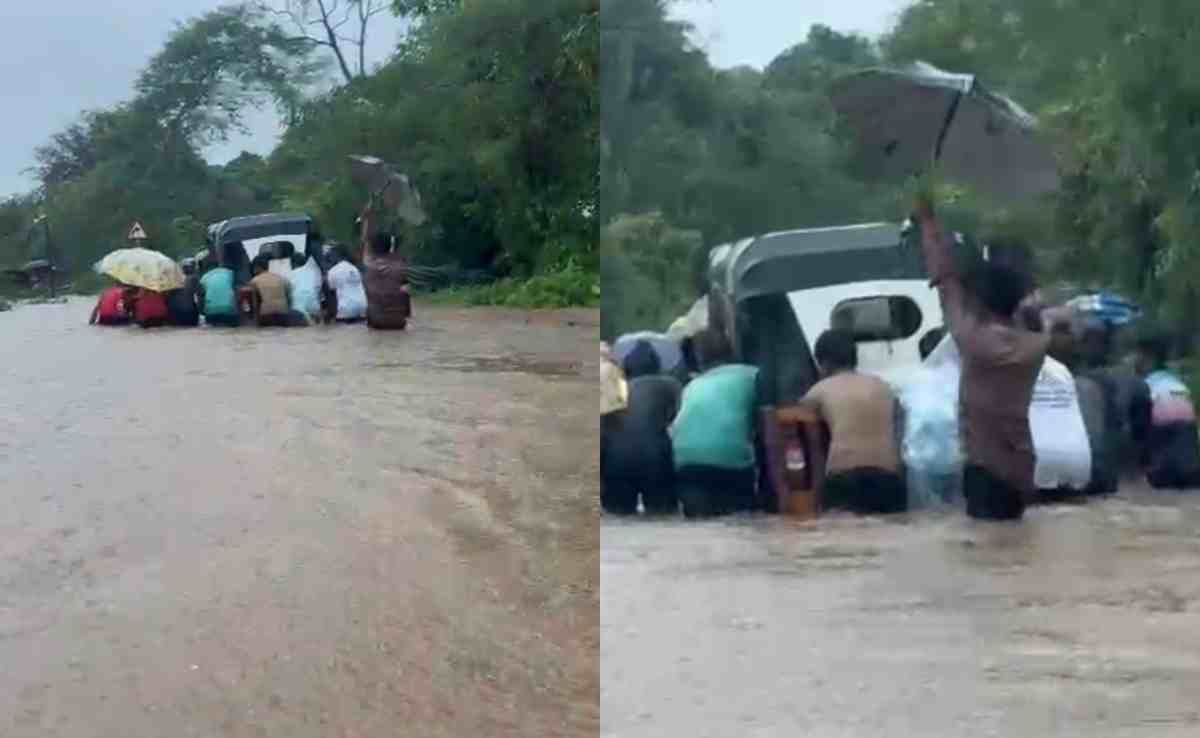 पालघर में सड़कें बनीं दरिया... बाढ़ के पानी में फंस गया ऑटो, फिर ग्रामीणों ने धक्का देकर निकाला