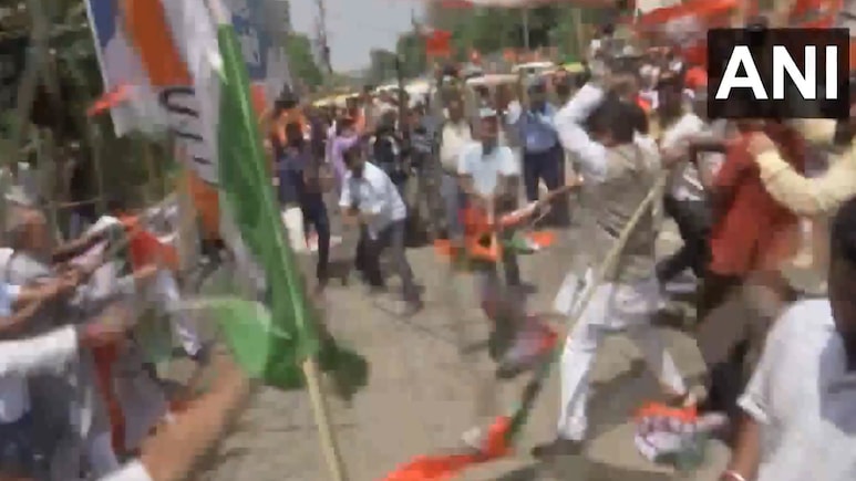 Congress-BJP Workers Clash: लाठ्या-काठ्यांसह दगडांनी हल्ला, भाजप-काँग्रेस कार्यकर्ते एकमेकांना भिडले Congress-BJP Workers Clash: लाठ्या-काठ्यांसह दगडांनी हल्ला, भाजप-काँग्रेस कार्यकर्ते एकमेकांना भिडले