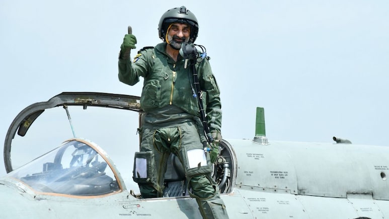 MiG-21 की राजस्थान में आखिरी उड़ान, IAF चीफ ने खुद लड़ाकू विमान को उड़ा कर दी विदाई MiG-21 की राजस्थान में आखिरी उड़ान, IAF चीफ ने खुद लड़ाकू विमान को उड़ा कर दी विदाई