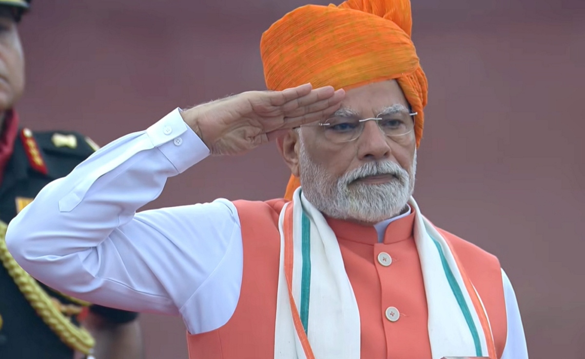 लाल किले से प्रधानमंत्री नरेंद्र मोदी ने पहली बार किया RSS का जिक्र, कहा 100 साल के समर्पण का इतिहास