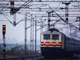 लाडके भाऊ 7 तास रेल्वे स्थानकावर; रक्षाबंधनासाठी सोडणारी विशेष ट्रेन लेट