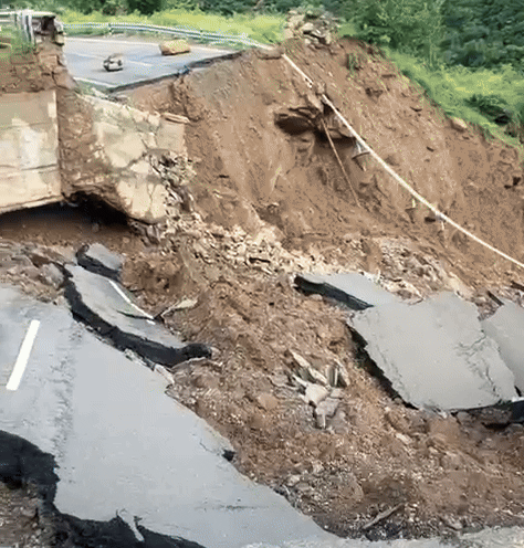 धंस गई सड़क, कट गया रास्ता...जम्मू-कश्मीर में भूस्खलन से NH44 क्षतिग्रस्त, देखिए कैसे बह गया रोड