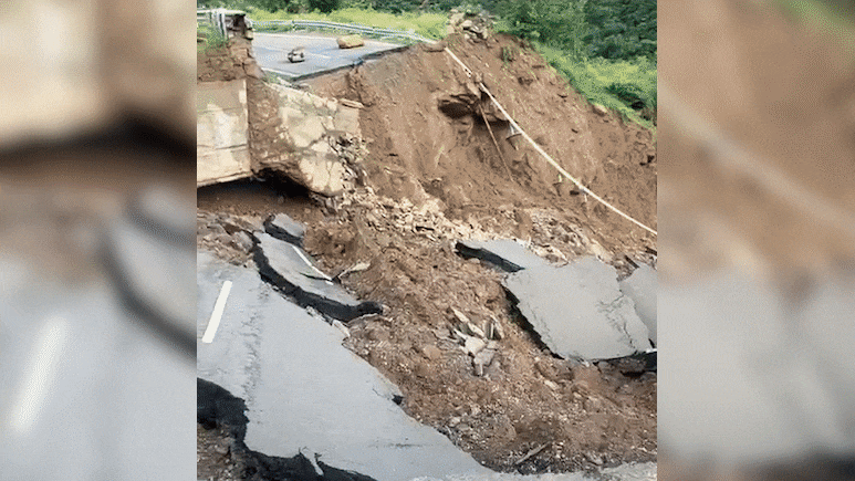 धंस गई सड़क, कट गया रास्ता...जम्मू-कश्मीर में भूस्खलन से NH44 क्षतिग्रस्त, देखिए कैसे बह गया रोड