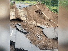 VIDEO: कांच के जैसे टुकड़ों में बिखरा हाईवे, NH44 पर गहरी खाई, रोंगटे खड़े करने वाला नजारा VIDEO: कांच के जैसे टुकड़ों में बिखरा हाईवे, NH44 पर गहरी खाई, रोंगटे खड़े करने वाला नजारा