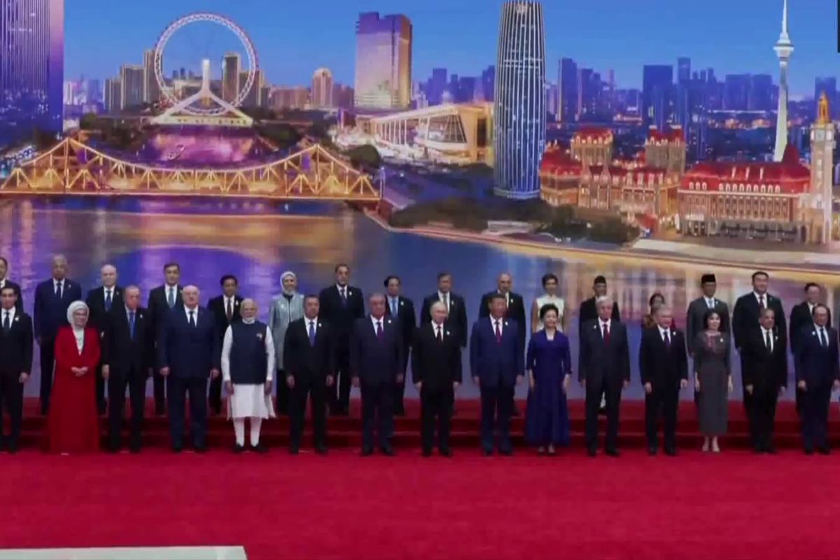 चीन में एक मंच पर PM मोदी, जिनपिंग और पुतिन, शहबाज-एर्दोगन भी दिखे; SCO नेताओं का ग्रुप फोटो सेशन