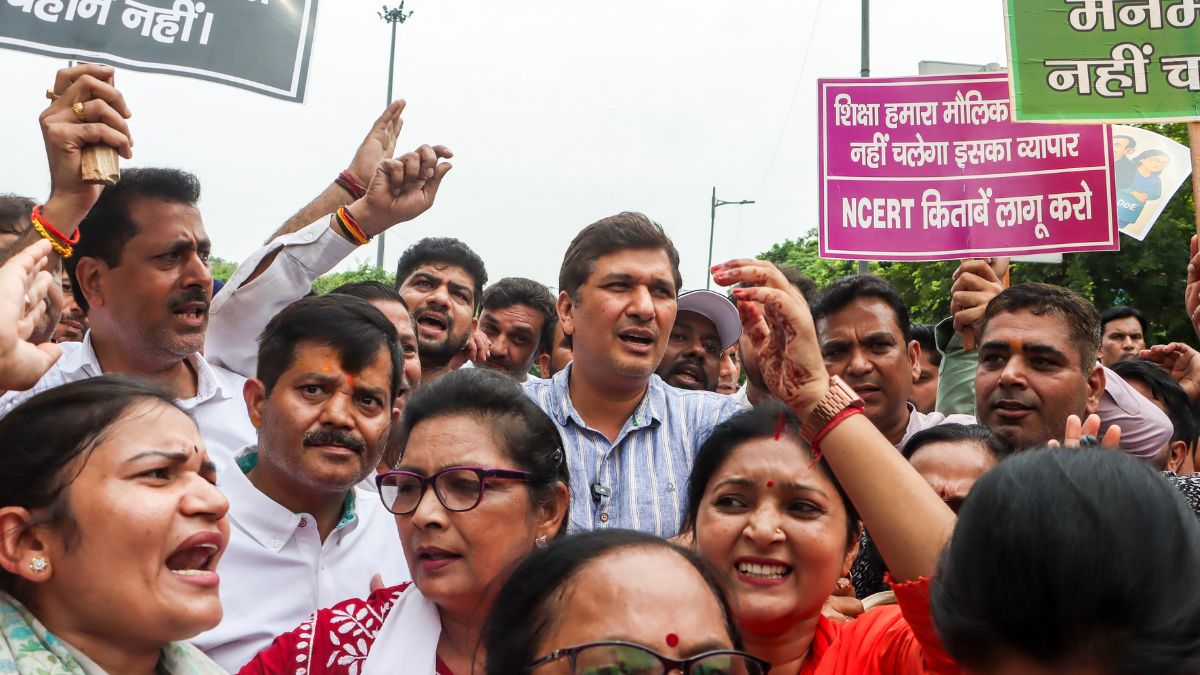 दिल्ली में स्कूल फीस बिल के विरोध में पैरेंट्स के साथ AAP नेता ने उठाई आवाज, दिए कई सुझाव