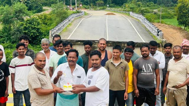 Jharkhand Villagers Cut Cake To Mark 2-Month Delay In Bridge Reconstruction