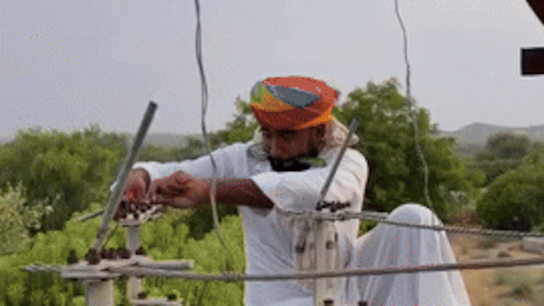 Rajasthan: सोशल मीडिया स्टार को ट्रांसफार्मर पर चढ़कर रील बनाना पड़ा भारी, 'कंकाल' देख डिस्कॉम ने दर्ज कराया केस Rajasthan: सोशल मीडिया स्टार को ट्रांसफार्मर पर चढ़कर रील बनाना पड़ा भारी, 'कंकाल' देख डिस्कॉम ने दर्ज कराया केस