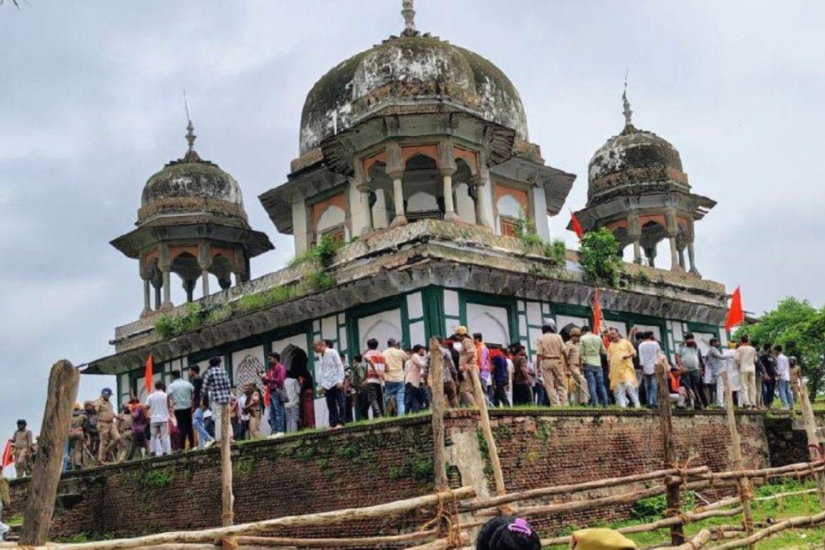 फतेहपुर मकबरा तोड़फोड़ मामले में 80 पन्नों की जांच रिपोर्ट, SP सहित पुलिस अधिकारियों पर कार्रवाई का खतरा