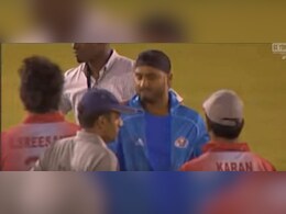 Slapgate: तब हरभजन को इतना महंगा पड़ा था श्रीसंत को जड़ा थप्पड़, सिर्फ इतनी ही फीस नसीब हुई Slapgate: तब हरभजन को इतना महंगा पड़ा था श्रीसंत को जड़ा थप्पड़, सिर्फ इतनी ही फीस नसीब हुई