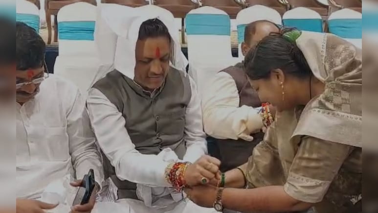 रक्षाबंधन पर मंत्री और महापौर ने बहनों से बंधवाई राखी, महिलाओं को दी मुफ्त बस यात्रा की सौगात