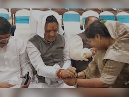 रक्षाबंधन पर मंत्री और महापौर ने बहनों से बंधवाई राखी, महिलाओं को दी मुफ्त बस यात्रा की सौगात रक्षाबंधन पर मंत्री और महापौर ने बहनों से बंधवाई राखी, महिलाओं को दी मुफ्त बस यात्रा की सौगात