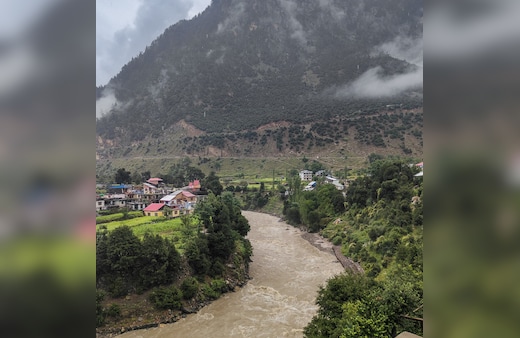LIVE: दिल्ली में रात से ही झमाझम बारिश, हिमाचल में स्कूल बंद, महाराष्ट्र से राजस्थान तक मॉनसून का कहर