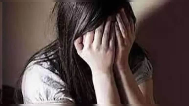 जिम ट्रेनर ने 13 साल की छात्रा से स्कूल में किया रेप, अकेला देखकर दबोचा जिम ट्रेनर ने 13 साल की छात्रा से स्कूल में किया रेप, अकेला देखकर दबोचा
