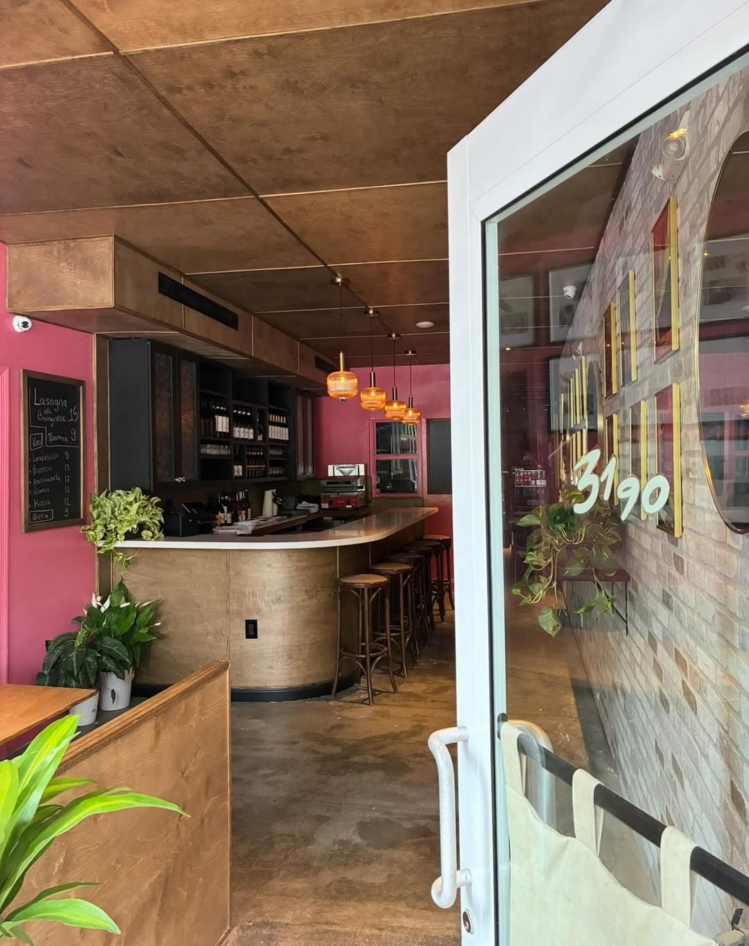This 'No-Menu' Restaurant In Florida Serves Only Three Items - But Diners Don't Mind