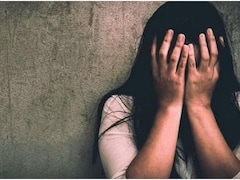 पहचान छिपाकर दो बच्चों के बाप ने युवती से की दोस्ती, एक साल तक बनाया हवस का शिकार; वीडियो बनाकर किया ब्लैकमेल