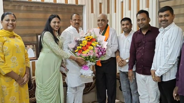 Nandurbar News : भाजपचा शिंदे गटाला धक्का: नंदुरबारमधील बड्या नेत्याचा भाजपामध्ये प्रवेश Nandurbar News : भाजपचा शिंदे गटाला धक्का: नंदुरबारमधील बड्या नेत्याचा भाजपामध्ये प्रवेश