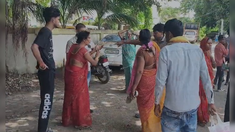 बिहार के थाने में ही सगी बहनों के बीच चप्पल, थप्पड़ युद्ध, घंटों चलता रहा हाई वोल्टेज ड्रामा...देखिए VIDEO