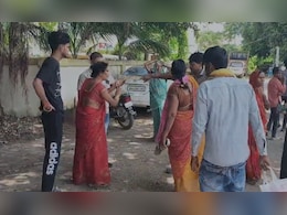 बिहार के थाने में ही सगी बहनों के बीच चप्पल, थप्पड़ युद्ध, घंटों चलता रहा हाई वोल्टेज ड्रामा...देखिए VIDEO बिहार के थाने में ही सगी बहनों के बीच चप्पल, थप्पड़ युद्ध, घंटों चलता रहा हाई वोल्टेज ड्रामा...देखिए VIDEO