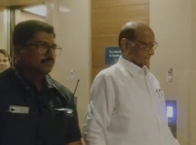 युगेंद्र पवार और तनिष्का कुलकर्णी की मुंबई में हुई सगाई में शामिल होने पहुंचे शरद पवार. युगेंद्र पवार और तनिष्का कुलकर्णी की मुंबई में हुई सगाई में शामिल होने पहुंचे शरद पवार.
