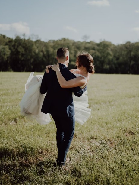 Chinese Delivery Rider Says "I Love You" To US Teacher In Lift, Marries Her 5 Months Later