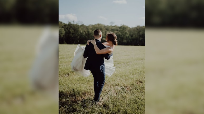 Chinese Delivery Rider Says "I Love You" To US Teacher In Lift, Marries Her 5 Months Later
