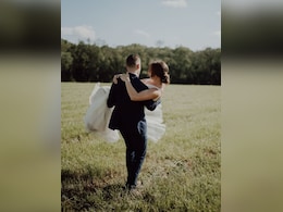 Chinese Delivery Rider Says "I Love You" To US Teacher In Lift, Marries Her 5 Months Later Chinese Delivery Rider Says "I Love You" To US Teacher In Lift, Marries Her 5 Months Later