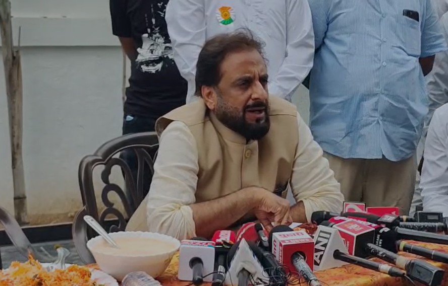 महाराष्ट्र में 'मीट बैन' ने पकड़ा तूल, AIMIM और NCP नेता की मटन-चिकन पार्टी, फडणवीस ने दिया जवाब